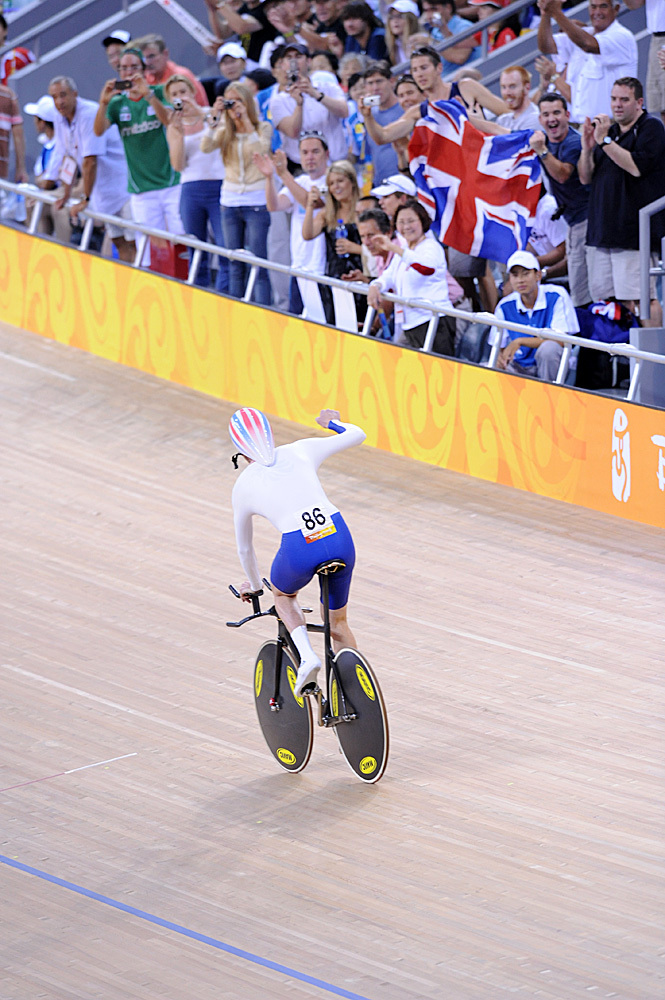 Bradley Wiggins celebrates individual pursuit Olympic record 2008