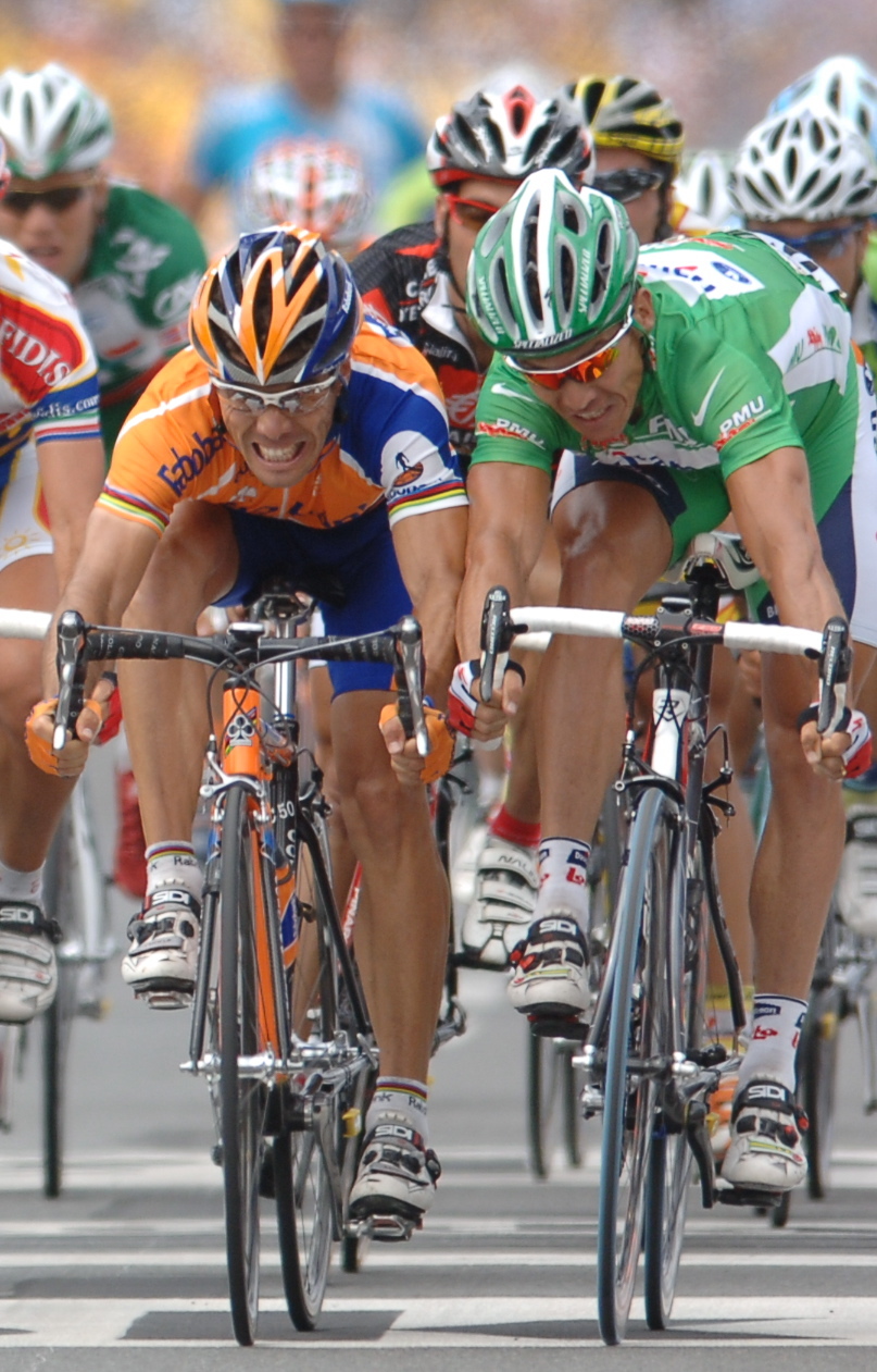 Oscar Freire beats Robbie McEwen stage 9 Oscar Freire Robbie McEwen Tour 2006 stage 9