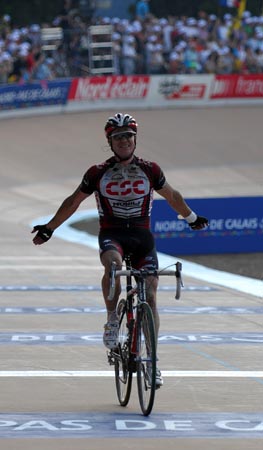 Stuart O'Grady (CSC) wins Paris-Roubaix