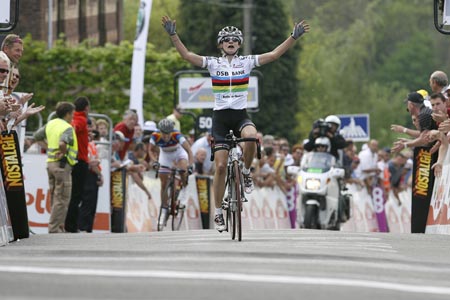 Marianne Vos wins women's Fleche Wallonne