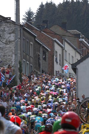 Peloton through St Roch
