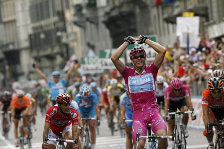 Alessandro Petacchi wins the final stage