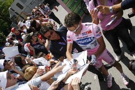 Di Luca signs autographs