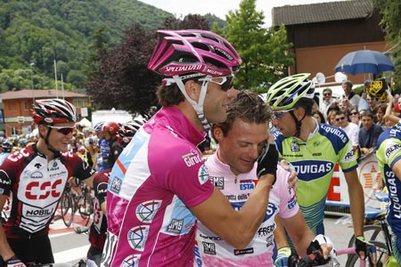 Alessandro Petacchi (l) congratulates Danilo Di Luca (r)