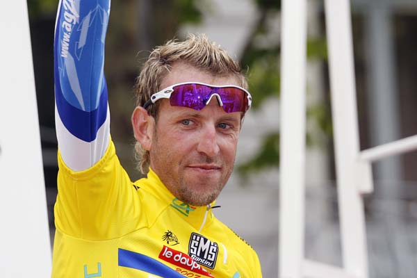 Christophe Moreau wears yellow jersey