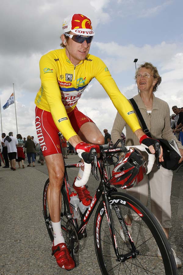 Bradley Wiggins enjoys last day in yellow
