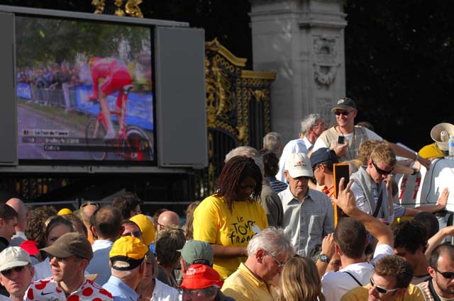 Bradley Wiggins (Cofidis) on big screen