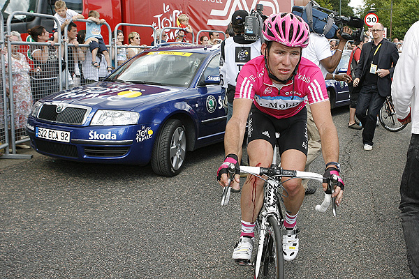 Mark Cavendish, unhappy after crash