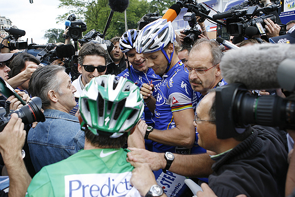 Robbie McEwen congratulates Steegmans and Boonen