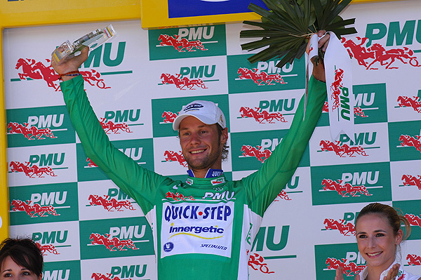 Tome Boonen pulls on green jersey