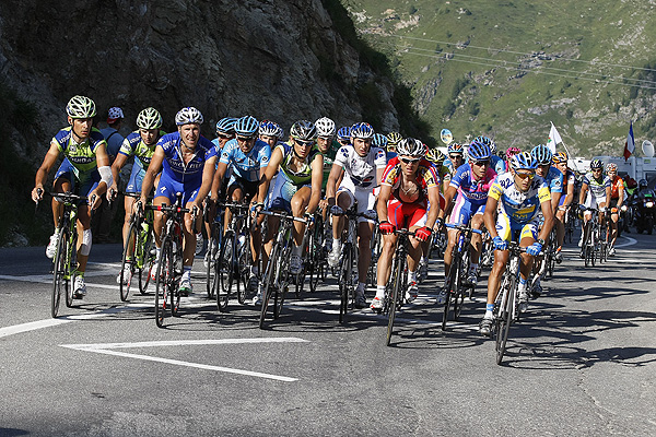 Peloton climbing