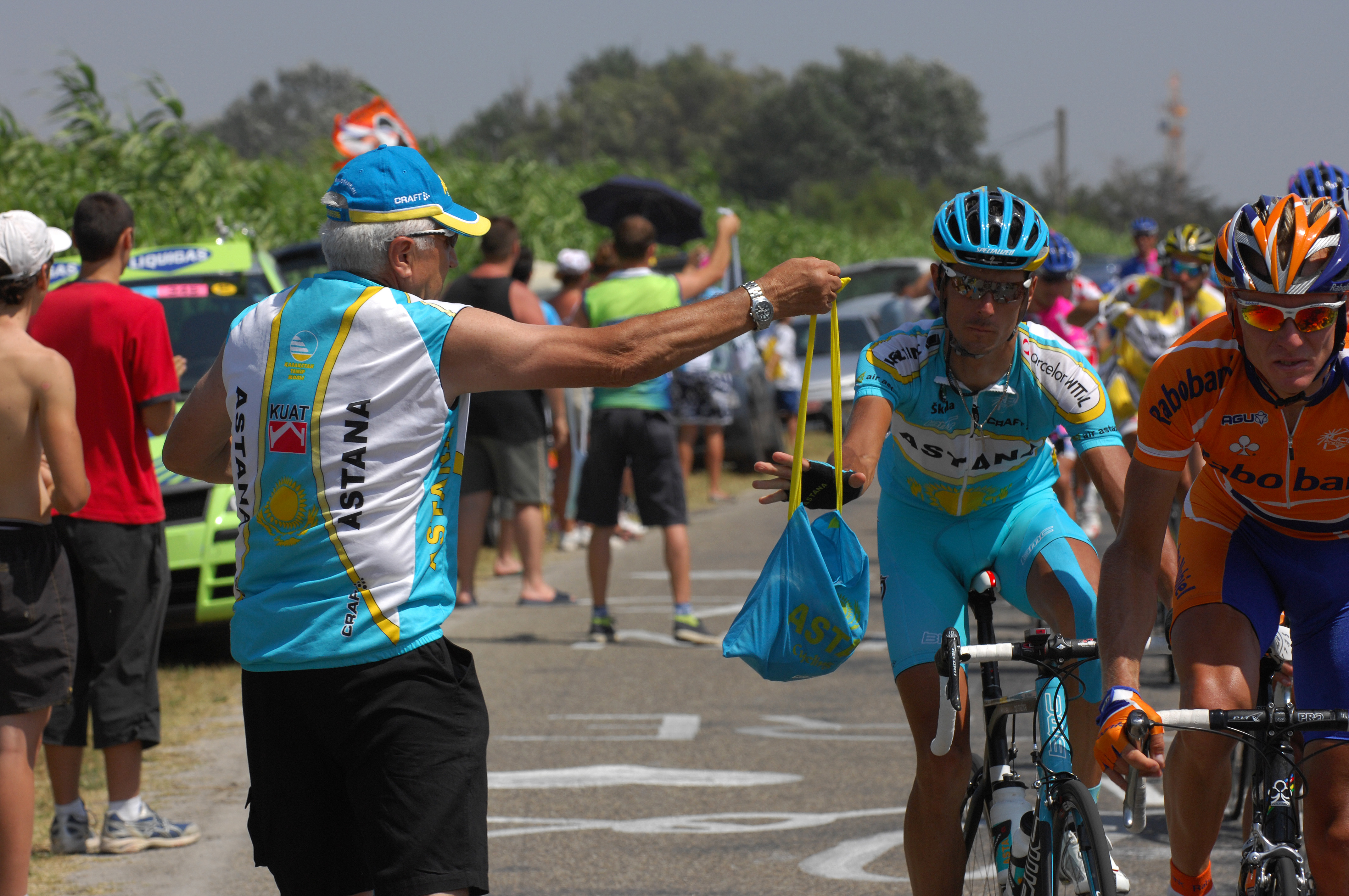 Andreas Kloden takes his musette