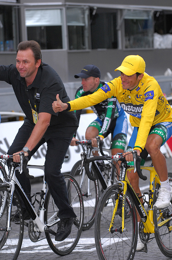 Johan Bruyneel (l) and Alberto Contador