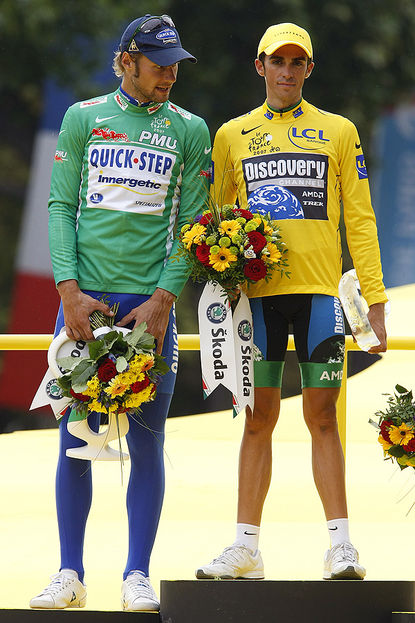 Alberto Contador (r) and Tom Boonen