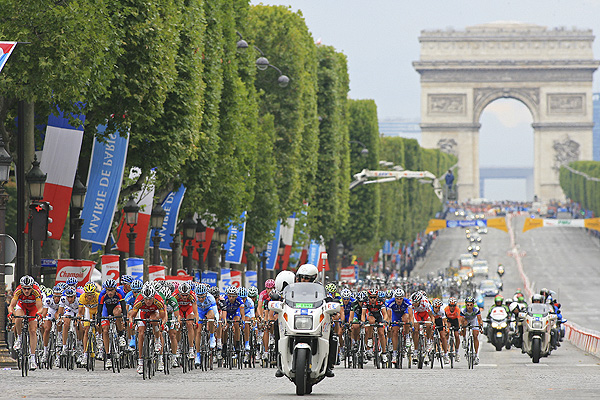 Peloton on Champs Elysees