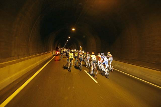Peloton in tunnel