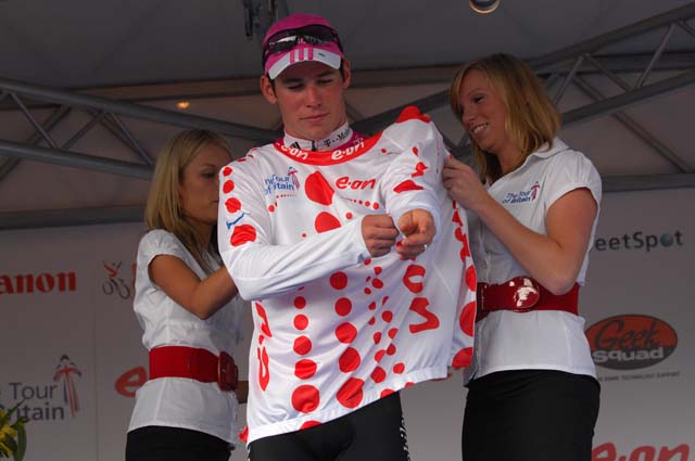 Mark Cavendish puts on the King of Mountains jersey