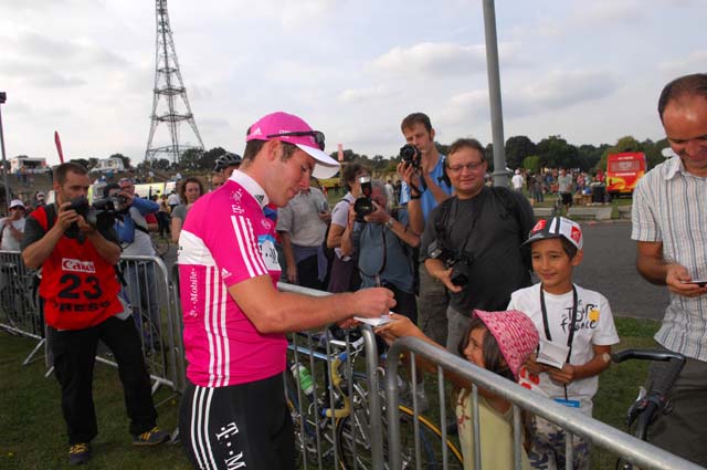 Mark Cavendish signs autographs