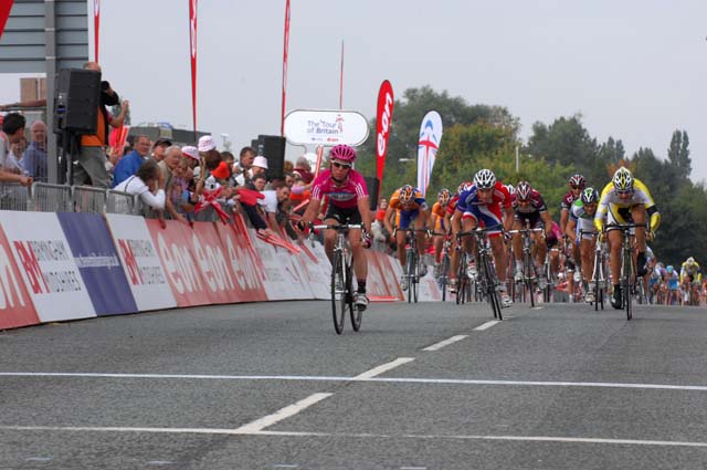 Mark Cavendish brings in the field