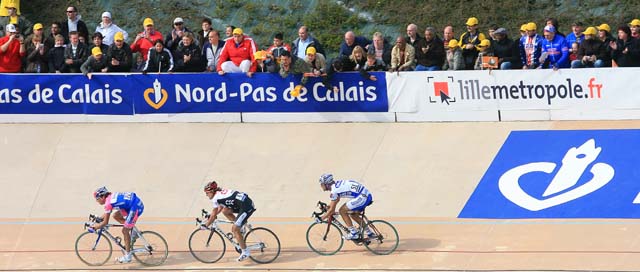 Lead group enter Roubaix velodrome Lead group enter Roubaix velodrome