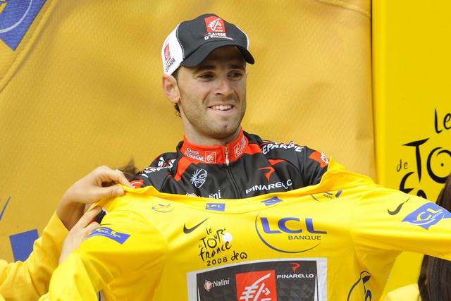 Alejandro Valverde gets the yellow jersey Alejandro Valverde gets the yellow jersey