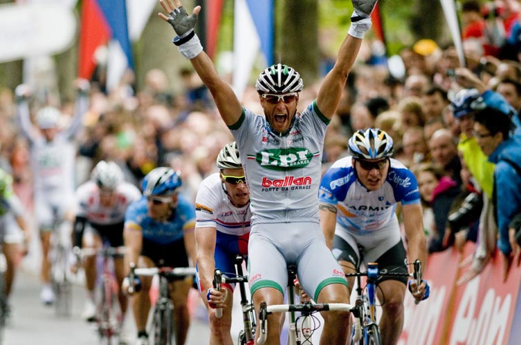 Alessandro Petacchi wins the stage Alessandro Petacchi wins the stage