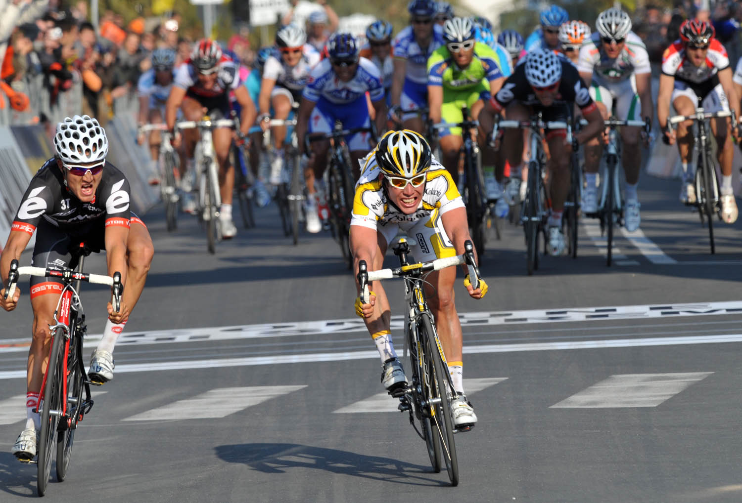 Mark Cavendish wins Mark Cavendish wins