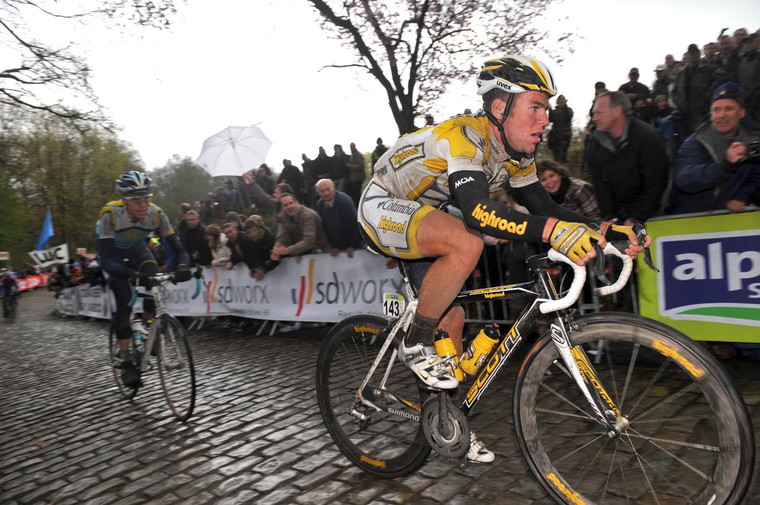 Mark Cavendish climbs the Kemmelberg Mark Cavendish climbs the Kemmelberg