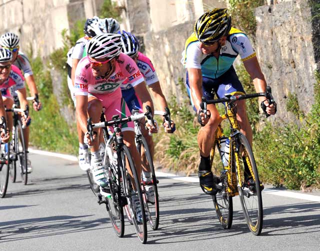 Danilo Di Luca and Lance Armstrong chat Danilo Di Luca and Lance Armstrong chat