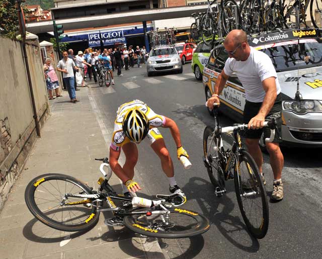 Mark Cavendish crashes early on Mark Cavendish crashes early on
