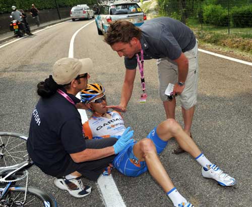 vande-velde-crash-giro.jpg Christian Vande Velde Giro 2009 crash