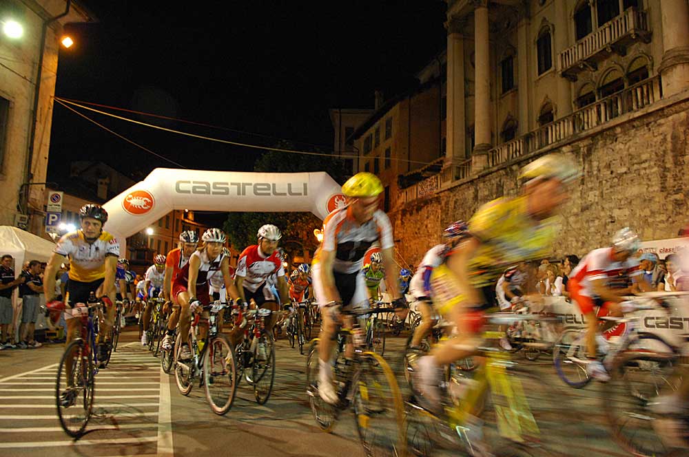 The Castelli 24hr crit gets underway castelli, castelli 24hr criterium, criterium, cycle racing, feltre, italy