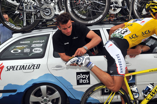 Fabian Cancellara has his cleats fixed, Tour de France 2009, stage 6