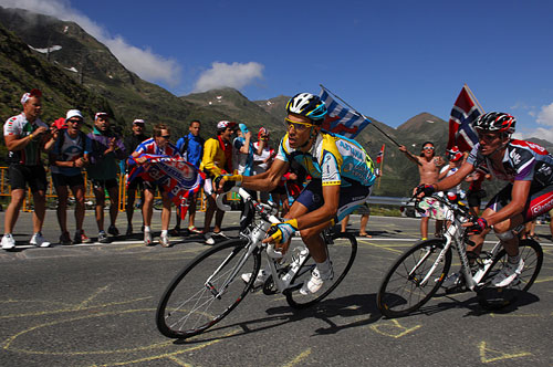 Contador-attacks.jpg Alberto Contador attacks, Tour de France stage 7