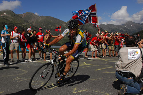 Lance-chases-Contador.jpg Lance Armstrong chses Alberto Contador, Tour de France 2009, stage 7