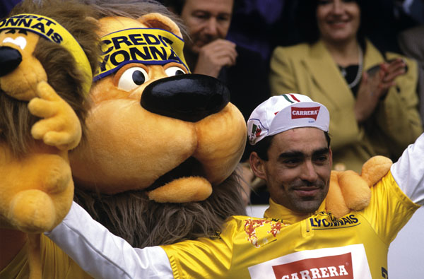 Acacio da Silva 1989 Tour yellow jersey Da Silva pulls on the yellow jersey after stage one