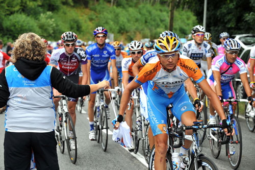 Danny Pate grabs lunch, Tour de France 2009, stage 10