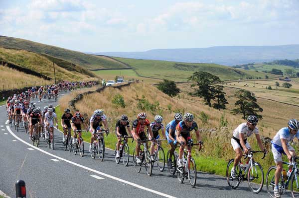 Tour of Pendle 2009 peloton chase the break British cycling racing Cycling Weekly.jpg tour of pendle, pendle, premier calendar, russell downing, krisitian house, candi tv, marshalls pasta, rapha, condor, british cycling, cycle racing, cycling weekly