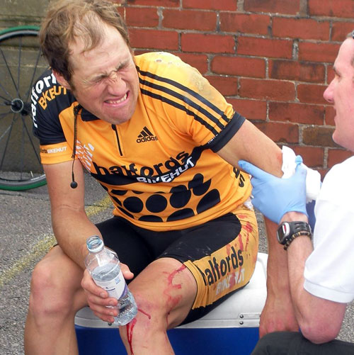 tob09-st4-wilkinson-crash.jpg Ian Wilkinson crashes, Tour of Britain 2009, stage four