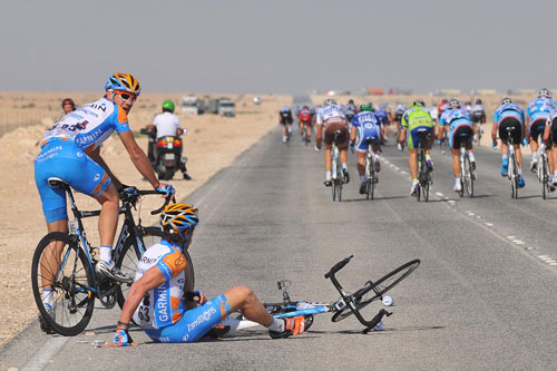 Stevem Cozza crashes, breaking his collarbone, Tour of Qatar 2010, stage 2