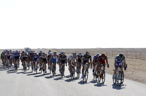 Wind plays havoc with the bunch, Tour of Qatar 2010, stage 2