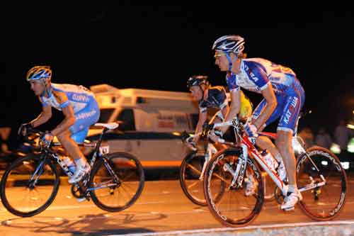 Robbie Hunter and Nikita Eskov help to launch an attack, Tour of Oman 2010, stage one