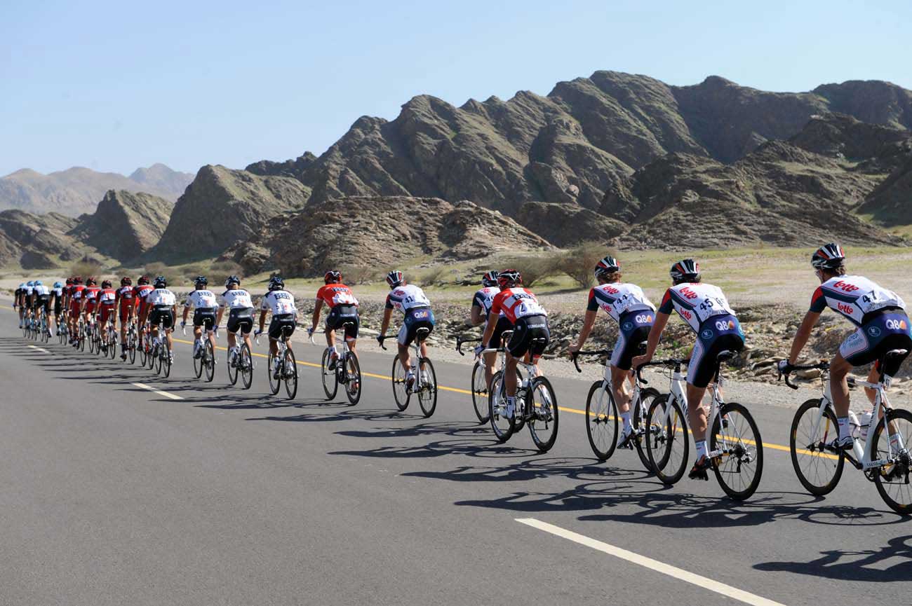 Tour-of-Oman-2010-peloton-stretched-out.jpg