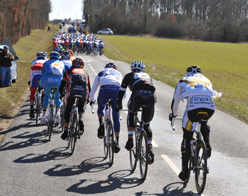 Wind splinters bunch, Paris-Nice 2010, stage one