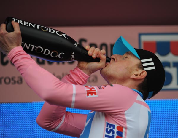 Wiggo drinks Giro 2010 stage 1 Wiggins drinks Giro 2010 stage 1