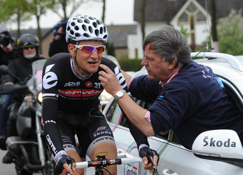 Edward King is seen by the crash doctor, Giro d'Italia 2010, stage 2