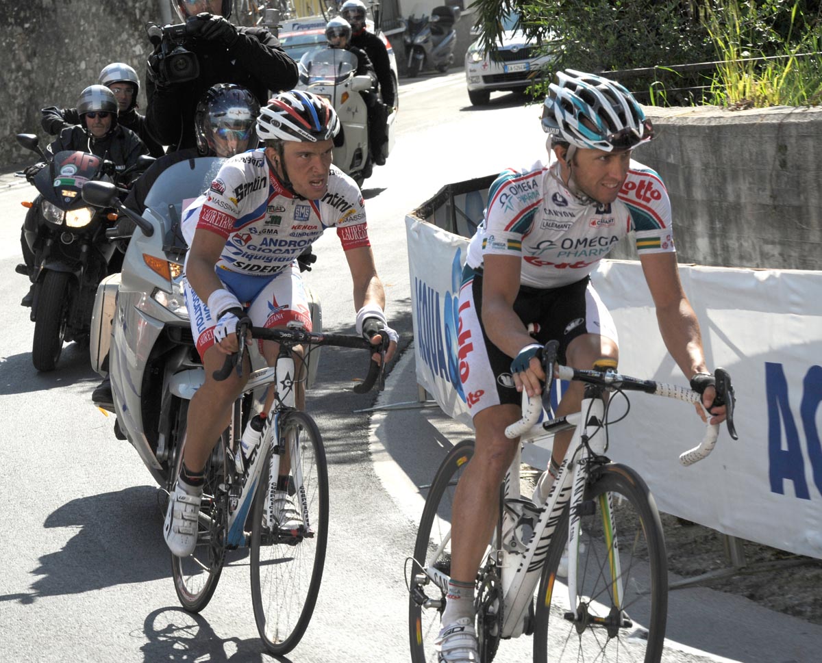Matthew Lloyd and Rubens Bertogliati, Giro d"italia 2010, stage 6