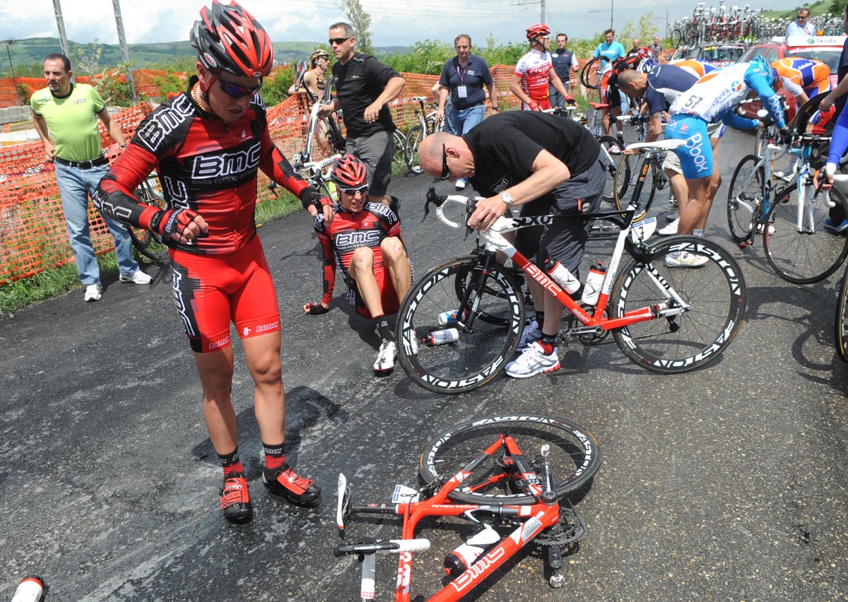 Wyss and Schar crash, Giro d"italia 2010, stage 6