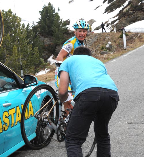 Alexandre Vinokourov has a mechanical, Giro d'Italia 2010, stage 20