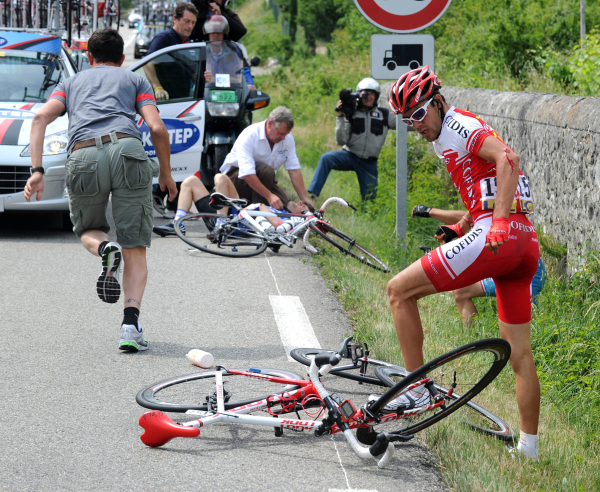 Moinard and Seeldraeyers crash, Criterium du Dauphine 2010, stage two